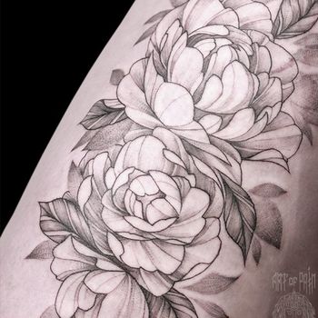 Татуировка женская графика на бедре цветы
