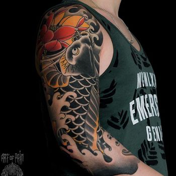 Татуировка мужская япония тату-рукав карп, лотосы, вид сбоку