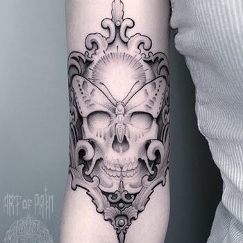 Татуировка женская графика на плече череп, бабочка и орнамент