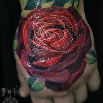 Татуировка мужская реализм на кисти роза