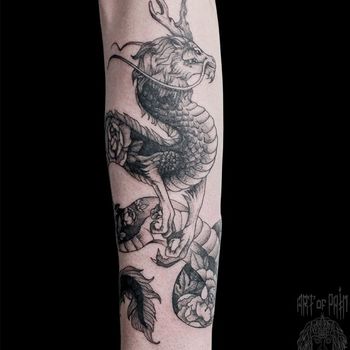 Татуировка мужская графика на предплечье дракон с розами