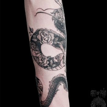 Татуировка мужская графика на предплечье дракон с цветами на коже