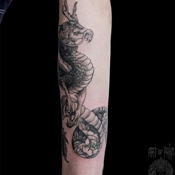 Татуировка мужская графика на предплечье дракон