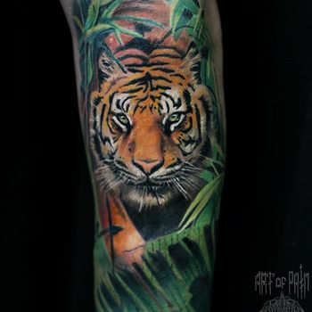 Татуировка мужская реализм на предплечье тигр на охоте