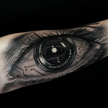 Татуировка мужская реализм на предплечье глаз робота