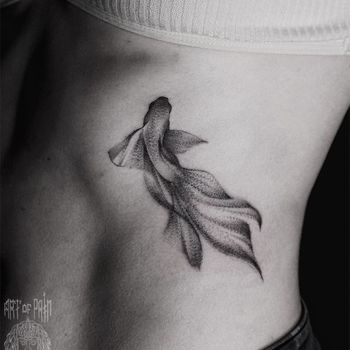 Татуировка женская графика на боку рыбка