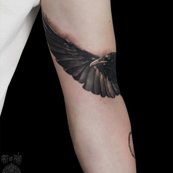 Татуировка мужская реализм на руке ворон и часы