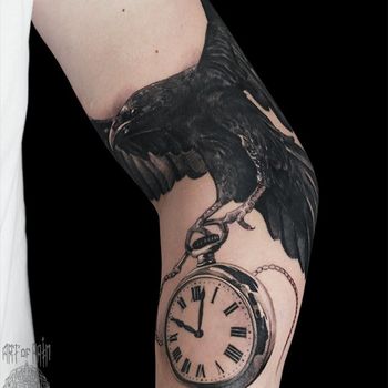 Татуировка мужская реализм на руке ворон с часами