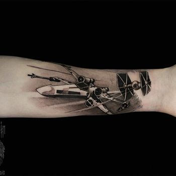 Татуировка мужская реализм на предплечье космический корабль