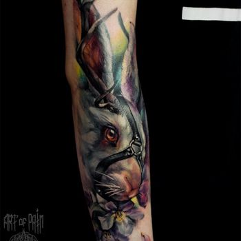 Татуировка женская реализм на руке заяц