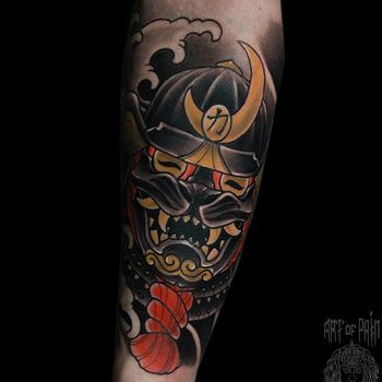 Татуировка мужская япония на предплечье черная маска воина