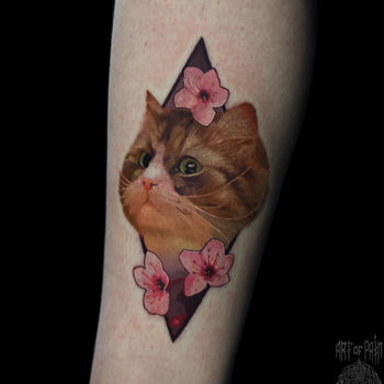 Татуировка женская реализм на предплечье рыжий кот с цветами