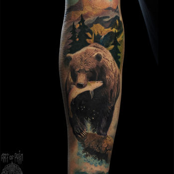 Татуировка мужская реализм на предплечье медведь с рыбой