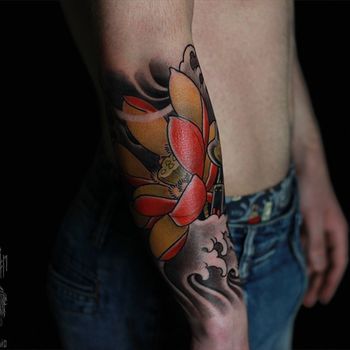 Татуировка мужская япония на предплечье лотос и волна