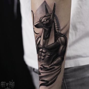Татуировка мужская black&grey на предплечье древнеегипетский бог Анубис