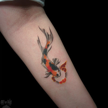 Татуировка женская графика на предплечье рыбка