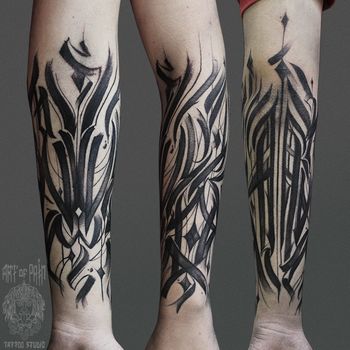 Татуировка мужская каллиграфия на предплечье узор