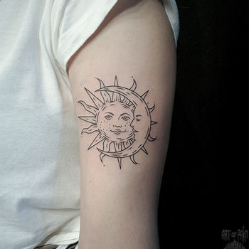 Татуировка женская графика на плече солнце и месяц