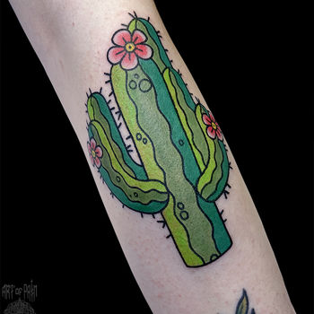 Татуировка женская нью скул на предплечье кактус