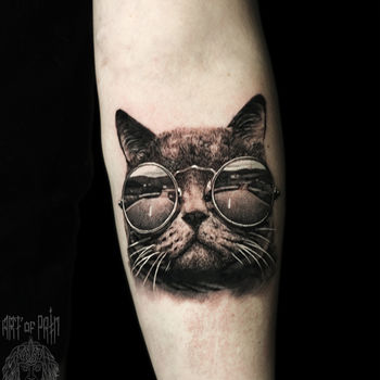 Татуировка женская реализм на предплечье кот в очках