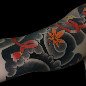 Татуировка мужская япония на руке кленовые листья