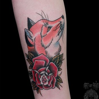 Татуировка женская нью скул на предплечье лиса и роза