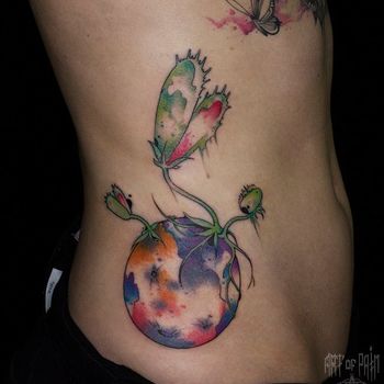 Татуировка женская акварель на боку мухоловка