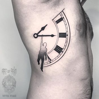 татуировка мужская графика на ребрах человек и время