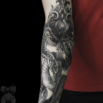 Татуировка мужская реализм на руке змея и узор