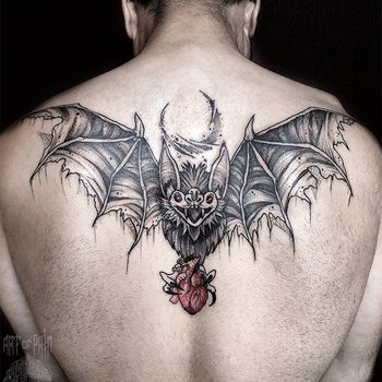 Татуировка мужская графика на спине летучая мышь