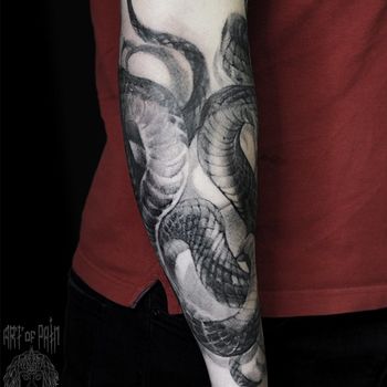 Татуировка мужская реализм на руке (предплечье) змея