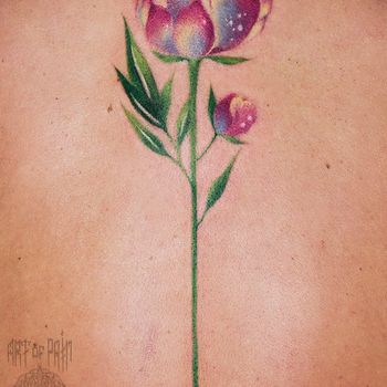 Женская татуировка на спине цветок в стиле акварель