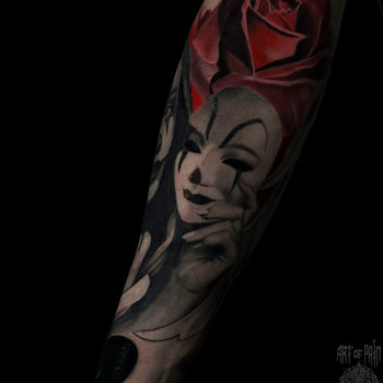 Татуировка мужская чикано и реализм на предплечье маска и роза
