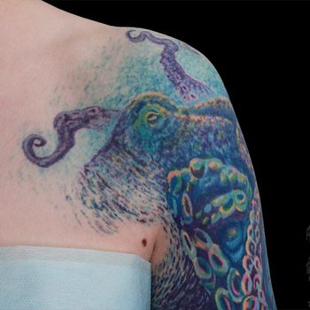 Татуировка женская нью скул на плече осьминог
