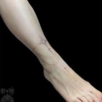 Татуировка женская графика на щиколотке узор
