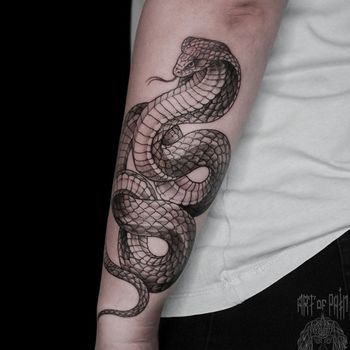 Татуировка женская графика на предплечье змея кобра