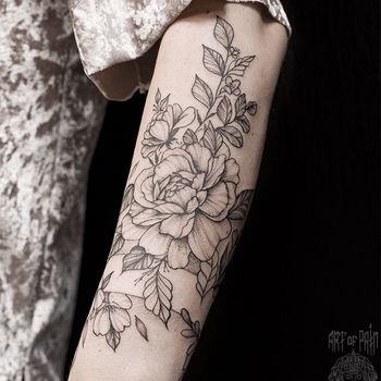 Татуировка женская графика на предплечье дикие цветы