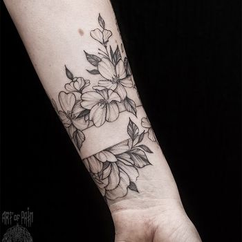 Татуировка женская графика на предплечье цветы и браслет