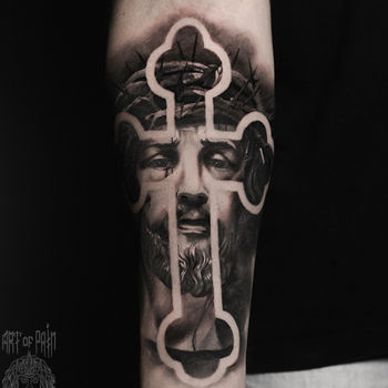 Татуировка мужская реализм на предплечье крест и Иисус