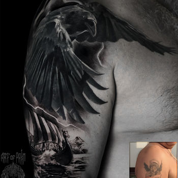 Татуировка мужская реализм на плече ворон, кавер