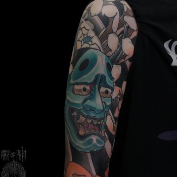 Татуировка мужская япония на плече голубая маска Ханья