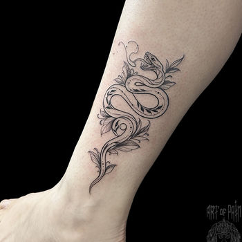 Татуировка женская графика на голени змея