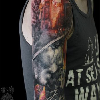 Татуировка мужская реализм на плече портрет и городской пейзаж