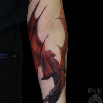 Татуировка женская фентези на предплечье красный дракон