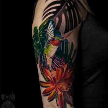 Татуировка женская реализм на плече колибри и цветы