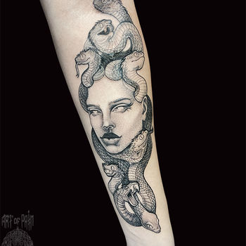 Татуировка женская графика на предплечье Горгона Медуза
