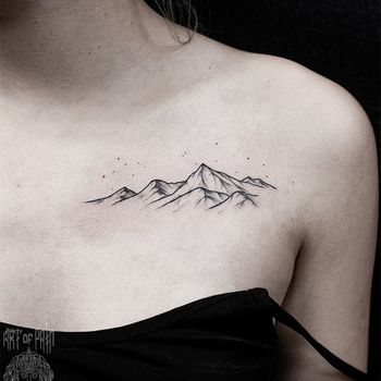 Татуировка женская графика на груди горы