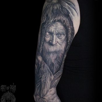 Татуировка мужская реализм на плече старец
