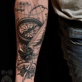 Татуировка мужская реализм на предплечье компас и карта