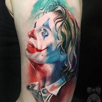Татуировка женская акварель на плече Джокер